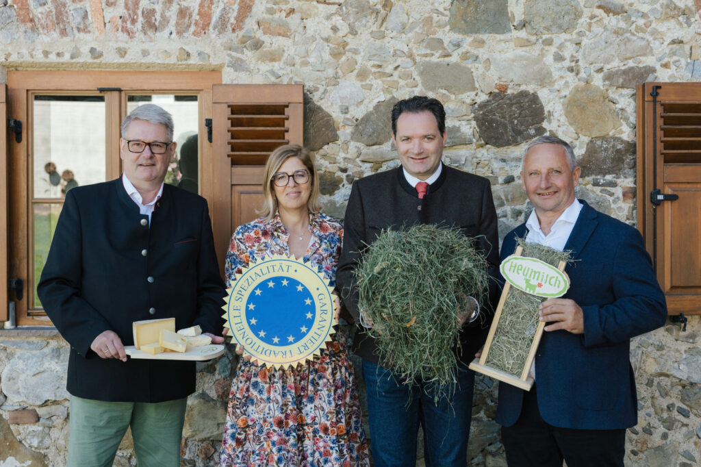 Andrä Rupprechter, Christiane Mösl, Geschäftsführerin ARGE Heumilch, Bundesminister Norbert Totschnig und Karl Neuhofer, Obmann ARGE Heumilch Österreich