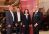 Chancen in der Krise erkennen Herbert Geiersperger, Beate Hammer und Herbert Kersch (beide Private Banking, RB Salzburger Seenland) begrüßten Valentin Hofstätter (2. von links) als Vortragsredner.