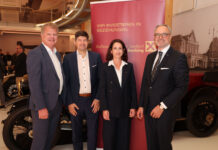 Chancen in der Krise erkennen Herbert Geiersperger, Beate Hammer und Herbert Kersch (beide Private Banking, RB Salzburger Seenland) begrüßten Valentin Hofstätter (2. von links) als Vortragsredner.
