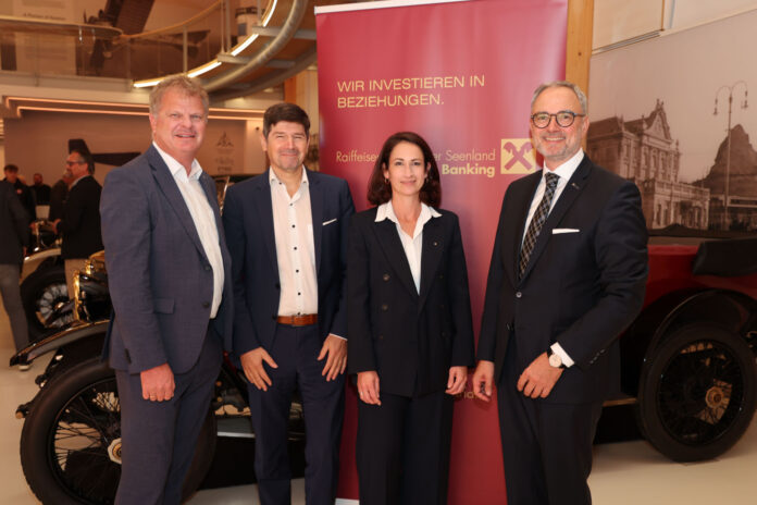 Herbert Geiersperger, Beate Hammer und Herbert Kersch (beide Private Banking, RB Salzburger Seenland) begrüßten Valentin Hofstätter (2. von links) als Vortragsredner.