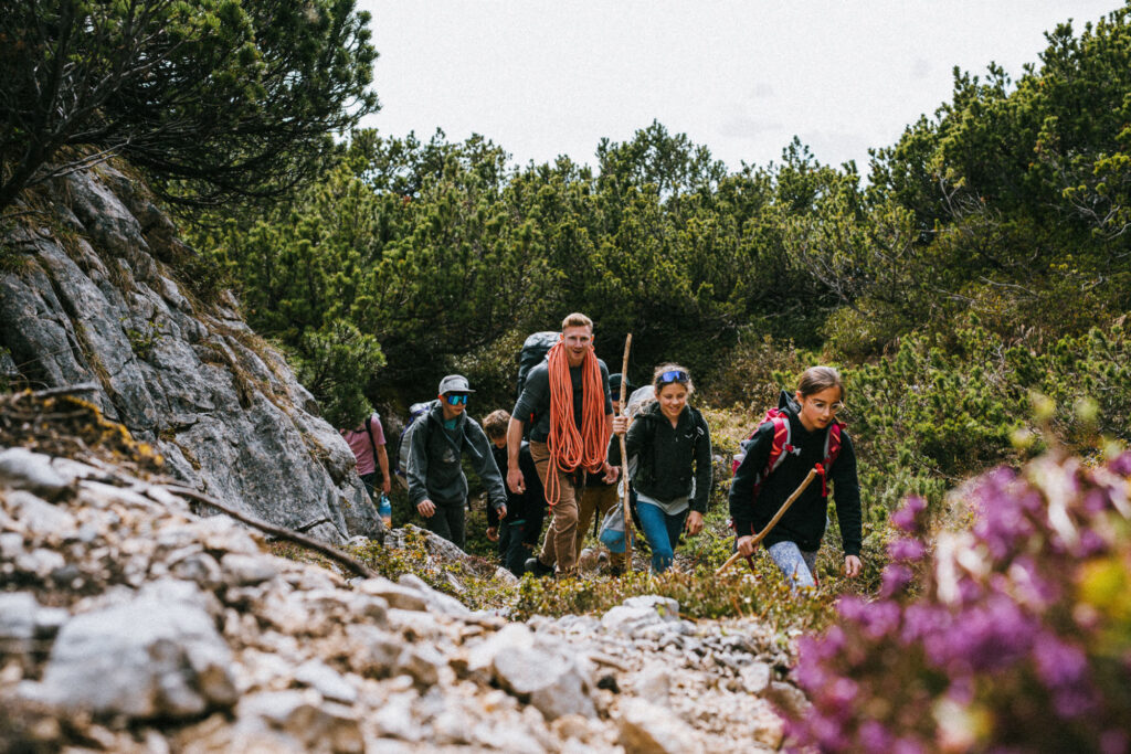 Jakob Schubert und die Teilnehmer des Klettercamps wandern zum Kletterbereich.