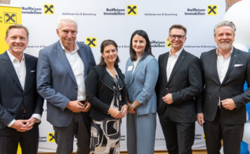 Michael Mack, Andreas Korda, Christiane Flehberger, Moderatorin Lisa Gebauer (Leiterin Digital Marketing bei Raiffeisen Immobilien), Rudolf Suttner und Peter Weinberger feierten das Jubiläum.