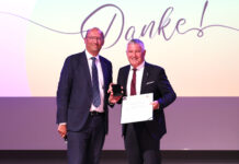 Reinhard Schwendtbauer überreicht Johann Fröschl die Silberne Raiffeisen-Plakette.