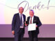 Raiffeisenbank Perg stellt die Weichen neu Reinhard Schwendtbauer überreicht Johann Fröschl die Silberne Raiffeisen-Plakette.
