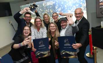 Das Team der Raiffeisenbank Ybbstal und der Agentur FALKEmedia freuen sich über die Auszeichnung.